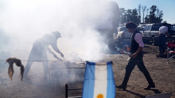 Preparação de churrasco em evento agrícola.