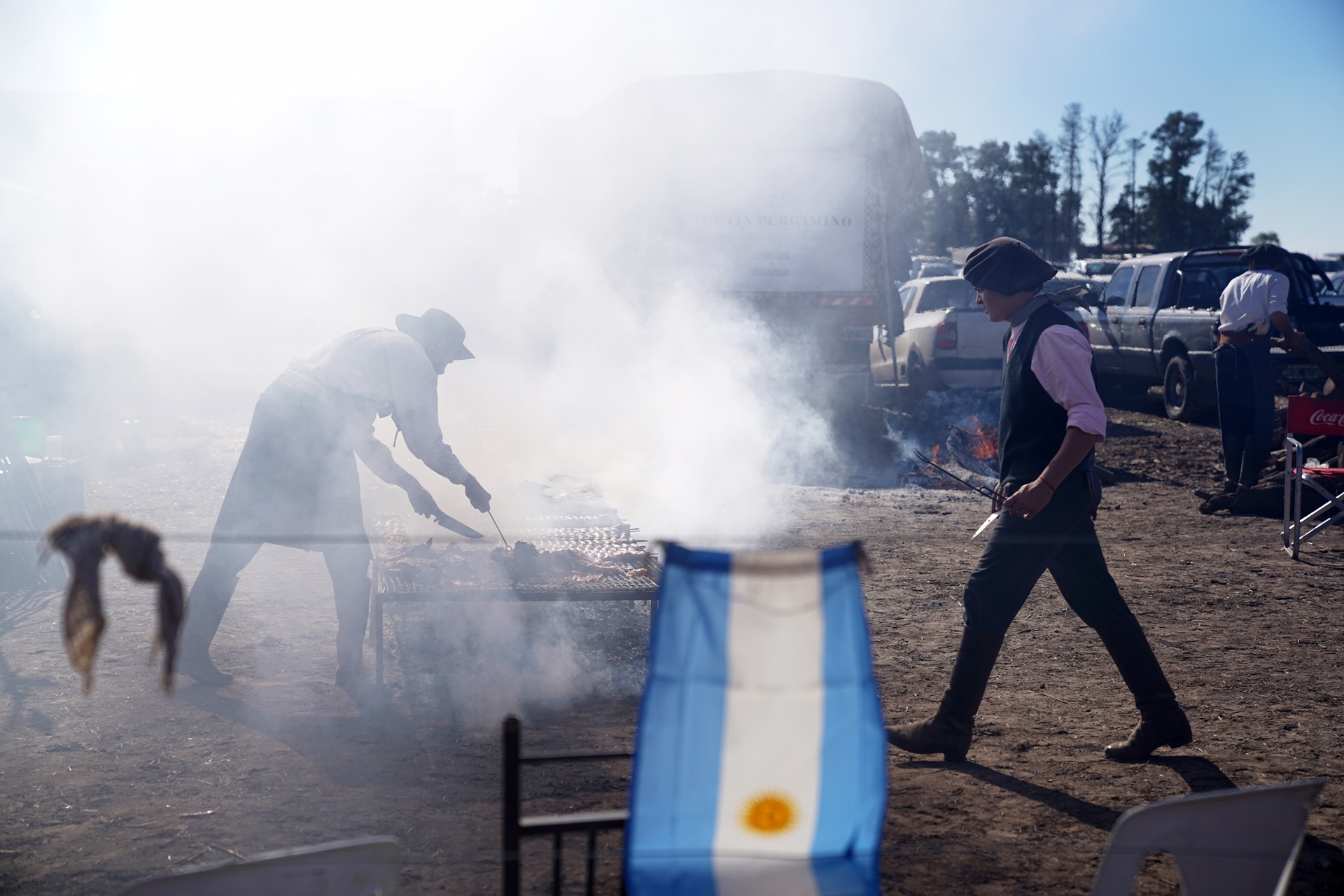 Preparação de churrasco em evento agrícola.