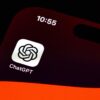 Assistente virtual ChatGPT em funcionamento em um smartphone.