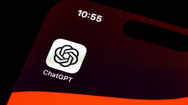 Assistente virtual ChatGPT em funcionamento em um smartphone.