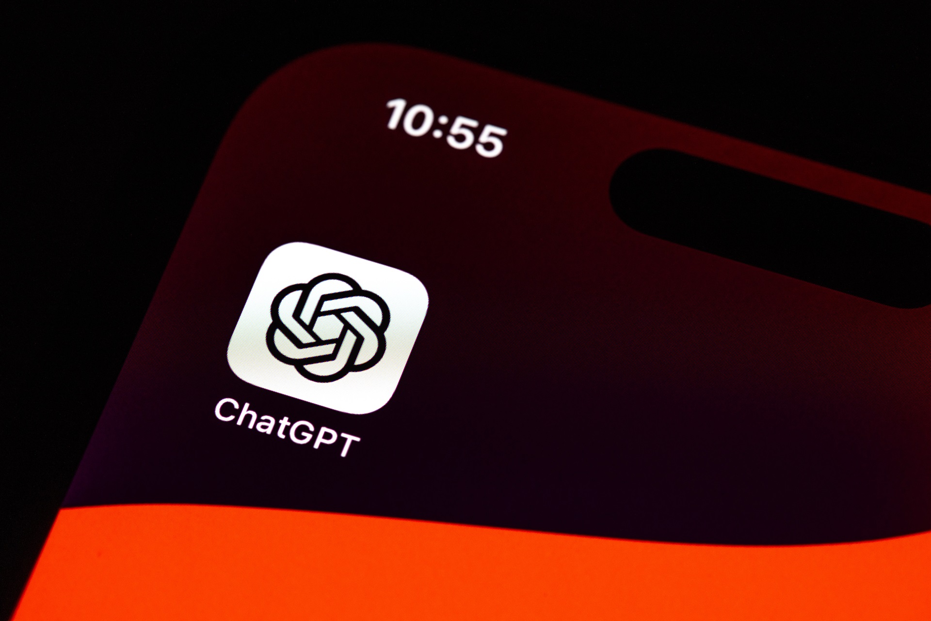 Assistente virtual ChatGPT em funcionamento em um smartphone.