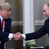 Donald Trump e Vladimir Putin se cumprimentando