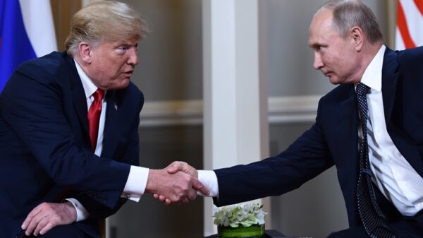 Donald Trump e Vladimir Putin se cumprimentando