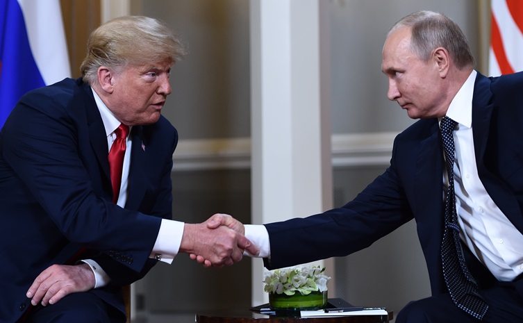 Donald Trump e Vladimir Putin se cumprimentando