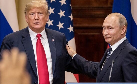Imagem de Donald Trump e Vladimir Putin durante uma reunião em 2016.