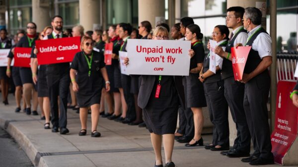 Comissários de bordo da Air Canada manifestando no Aeroporto de Toronto