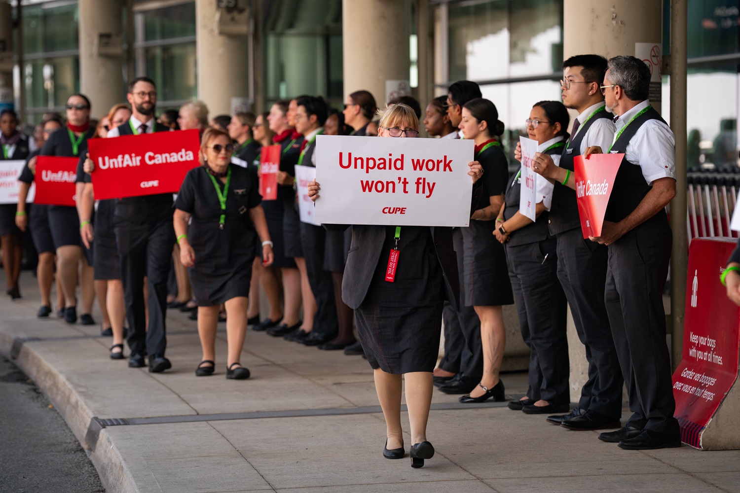 Comissários de bordo da Air Canada manifestando no Aeroporto de Toronto