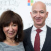 Jackie Bezos e seu filho Jeff em um evento em 2016.
