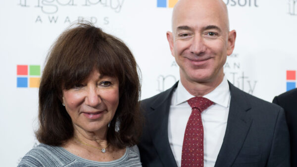 Jackie Bezos e seu filho Jeff em um evento em 2016.