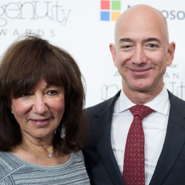 Jackie Bezos e seu filho Jeff em um evento em 2016.