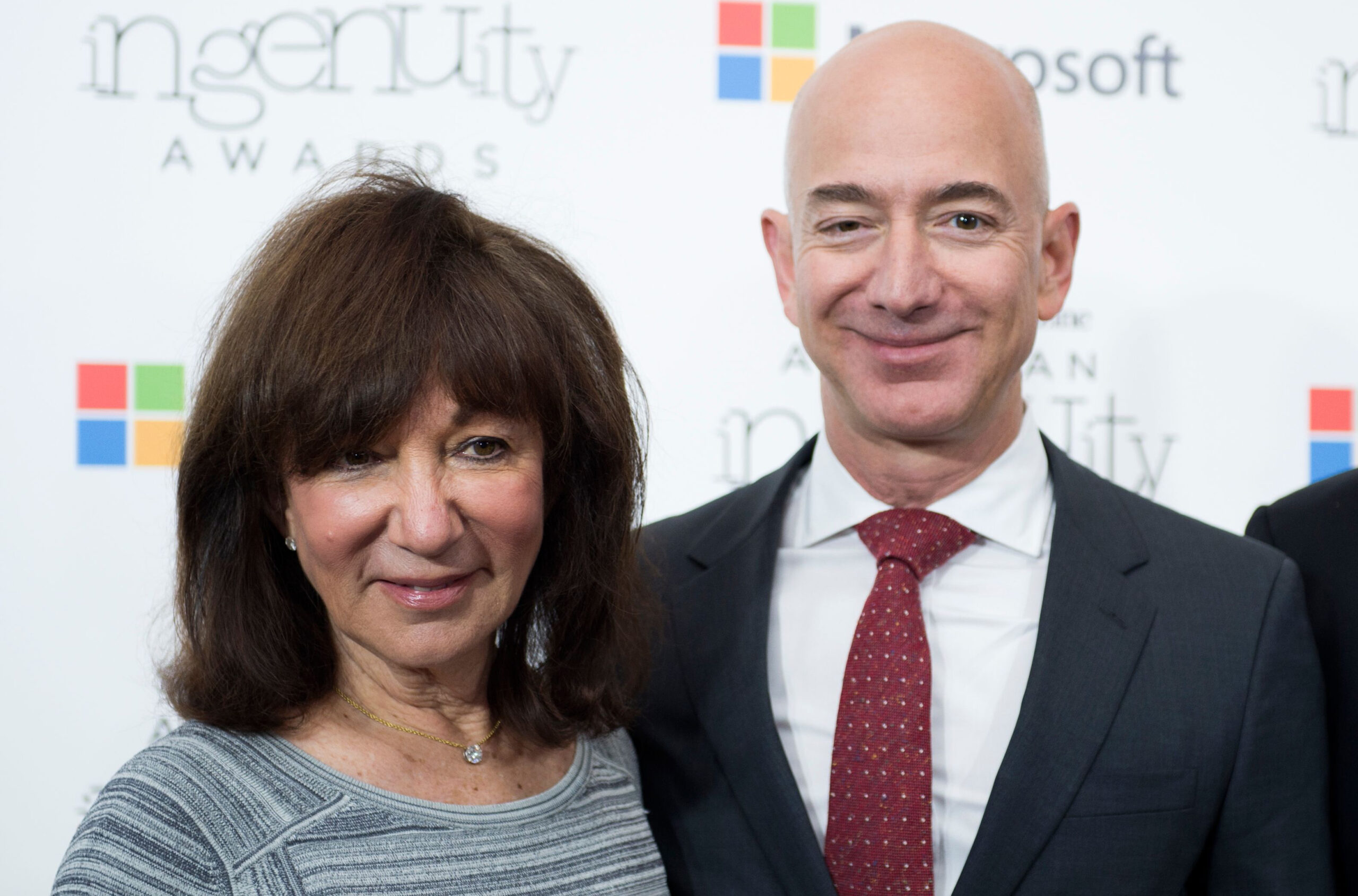 Jackie Bezos e seu filho Jeff em um evento em 2016.
