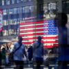 Vista de pedestres em frente ao Nasdaq MarketSite