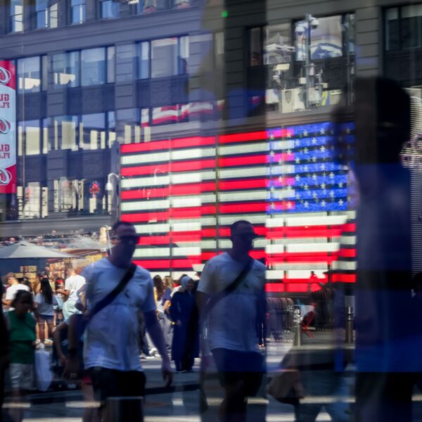 Vista de pedestres em frente ao Nasdaq MarketSite