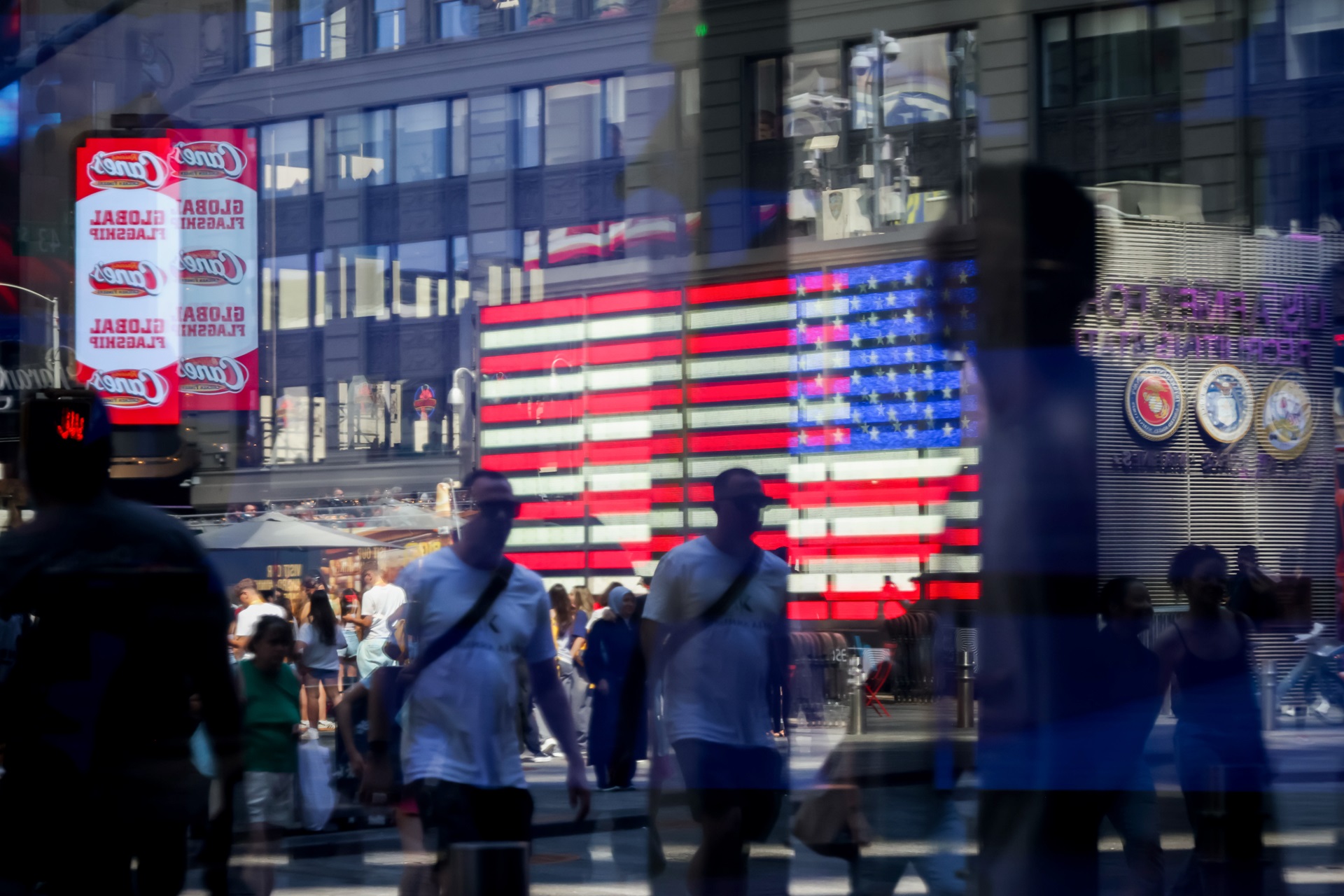 Vista de pedestres em frente ao Nasdaq MarketSite