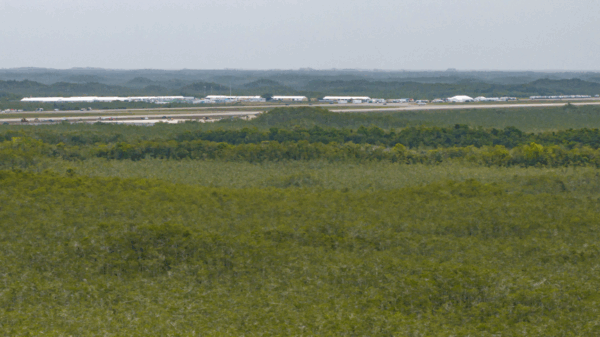 Vista aérea da construção do centro de detenção.