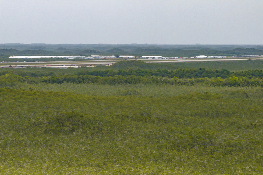 Vista aérea da construção do centro de detenção.
