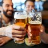 Um grupo de amigos desfrutando de cerveja juntos.