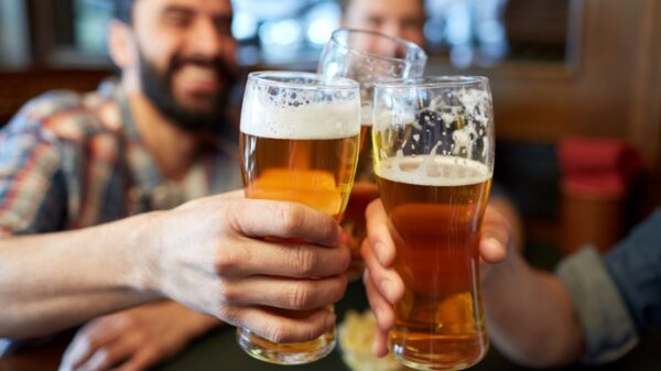 Um grupo de amigos desfrutando de cerveja juntos.