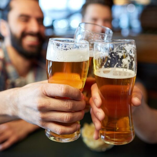 Um grupo de amigos desfrutando de cerveja juntos.