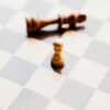 Um tabuleiro de xadrez com peças em posição de jogo.