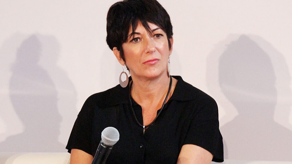Imagem de Ghislaine Maxwell durante o evento.